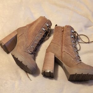 Stylish Tan Women's chunky heel boots size 9